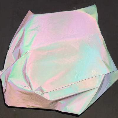 Fulgor branco do estiramento no holograma iridescente do vinil escuro da tela do poliéster luminoso