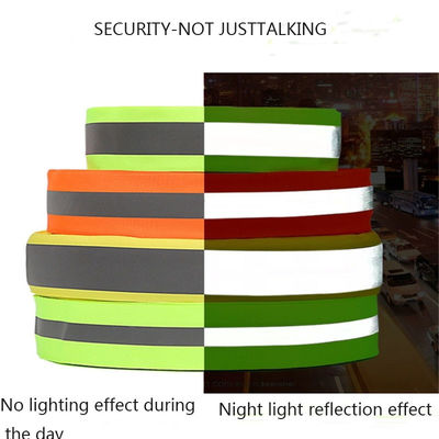 Faixas elásticas refletoras coloridas costuradas em roupas para aviso de segurança