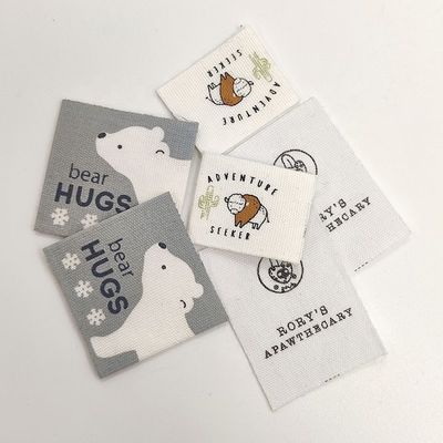 A fita bordada feita sob encomenda do algodão das etiquetas do bebê da roupa do nome imprimiu Logo Labels tecido feito sob encomenda