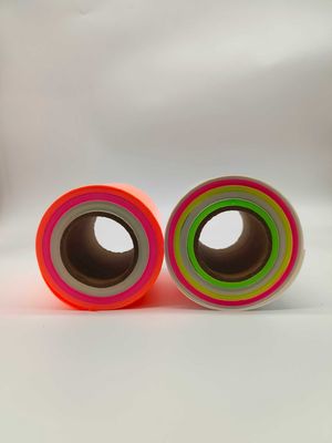 Fulgor nos marcadores reflexivos escuros da saída da emergência do filme fino da luminescência da fita olá! a saber