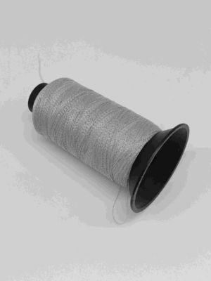 Costurando o fio para confecção de malhas da linha reflexiva da luz de gray200d usado no chapéu das sapatas de Logo Garments do t-shirt