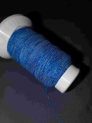 Costurando o fio para confecção de malhas da linha reflexiva clara azul usado no t-shirt Logo Clothing