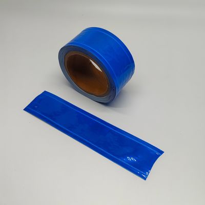 A visibilidade alta feita sob encomenda costura na fita reflexiva azul do PVC para o sinal de tráfego da fita da segurança da roupa