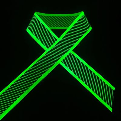 O fulgor luminoso na fita escura da segurança para etapas Ros do campista seduz esportes exteriores do desgaste